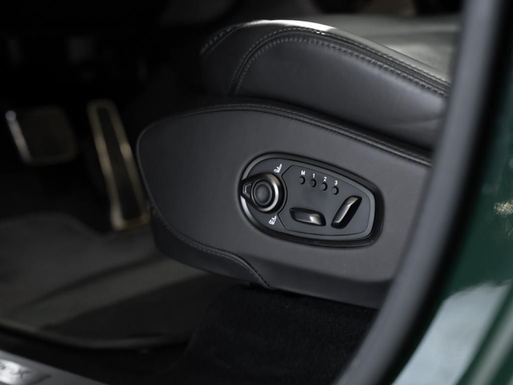 Aston Martin DBX 2021