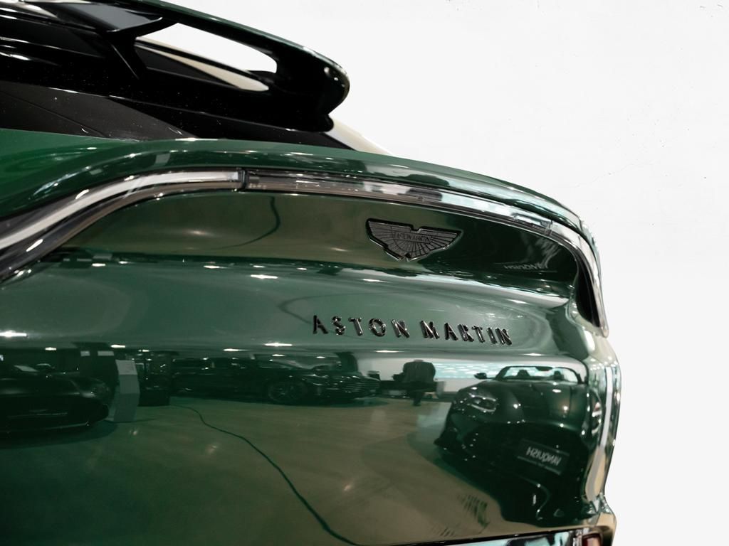 Aston Martin DBX 2021