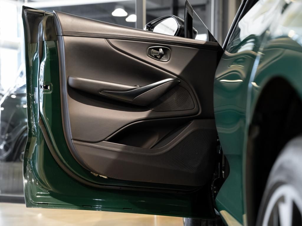 Aston Martin DBX 2021