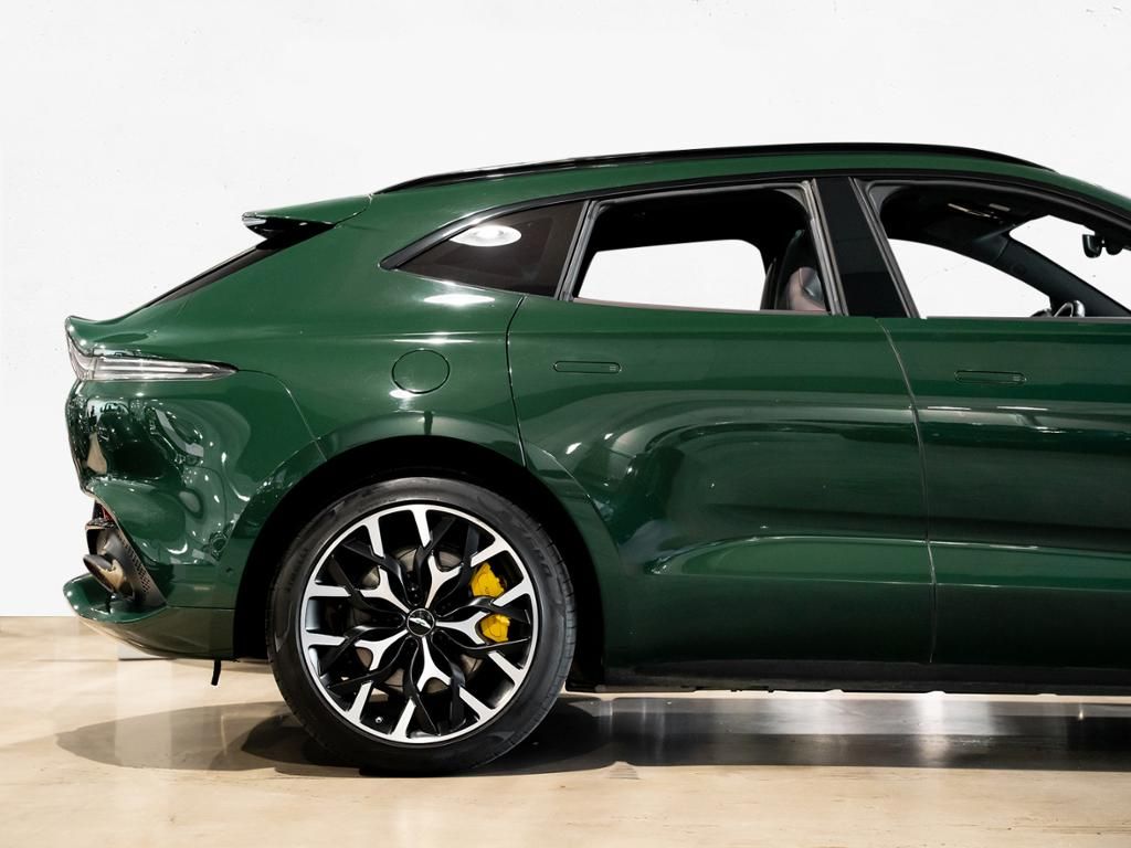 Aston Martin DBX 2021