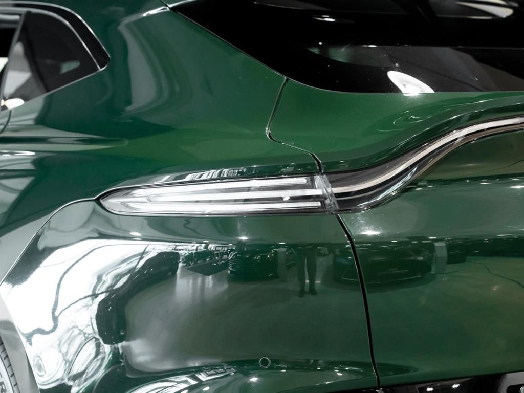 Aston Martin DBX 2021