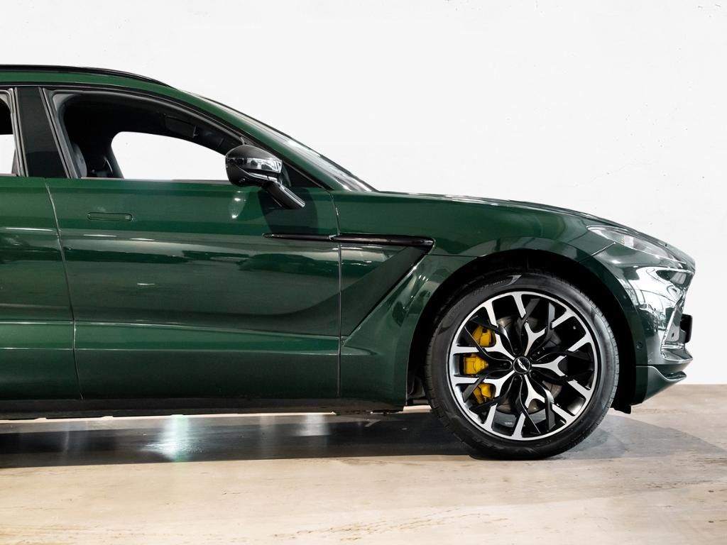 Aston Martin DBX 2021