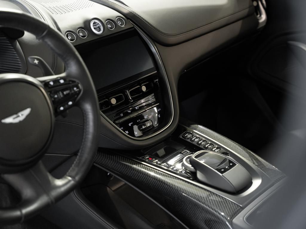 Aston Martin DBX 2021