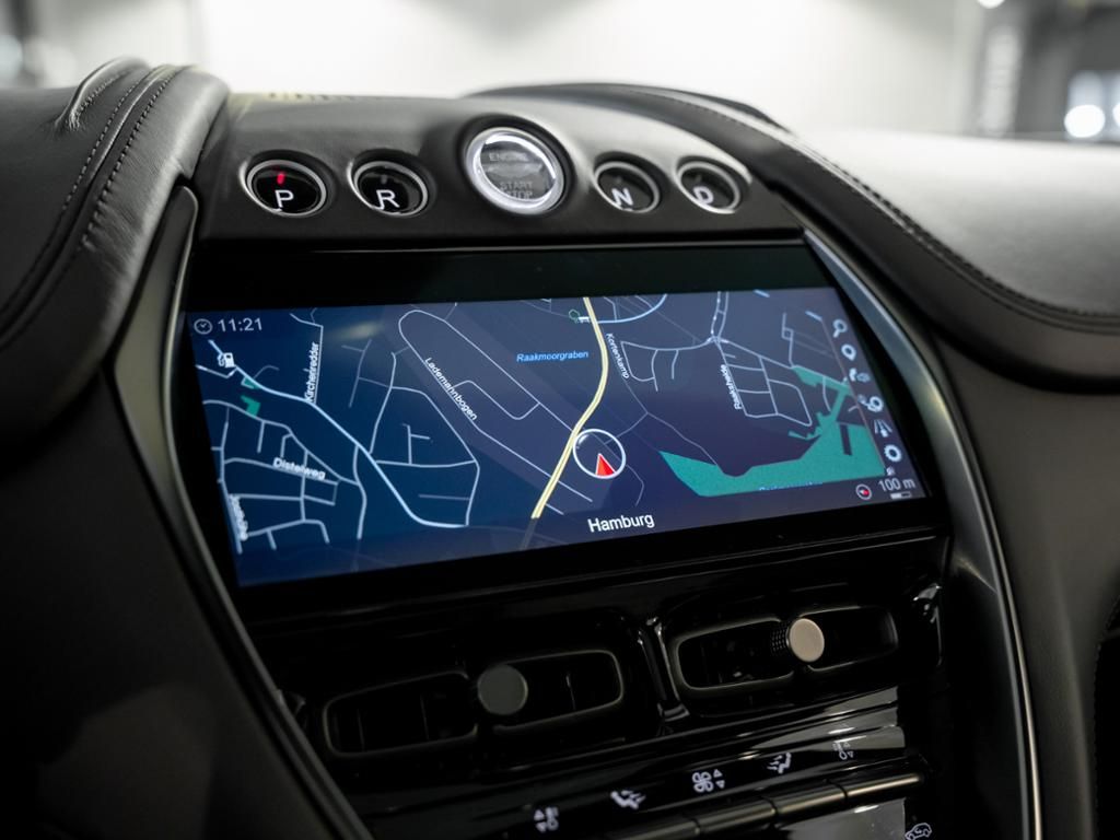 Aston Martin DBX 2021