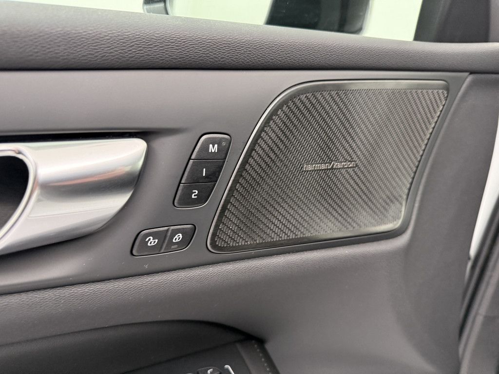 Volvo V60 2025