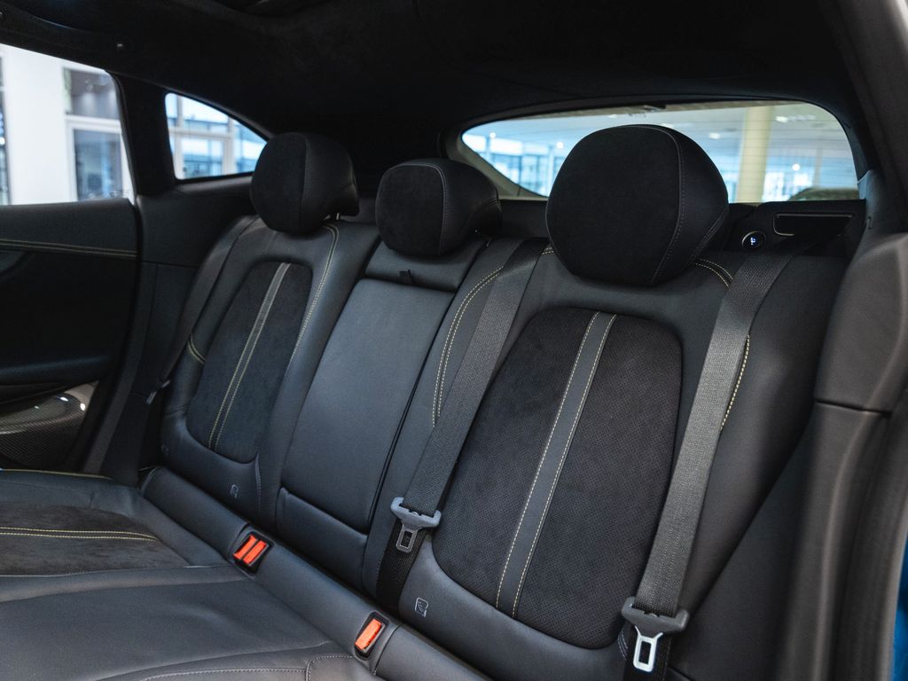 Aston Martin DBX 2024