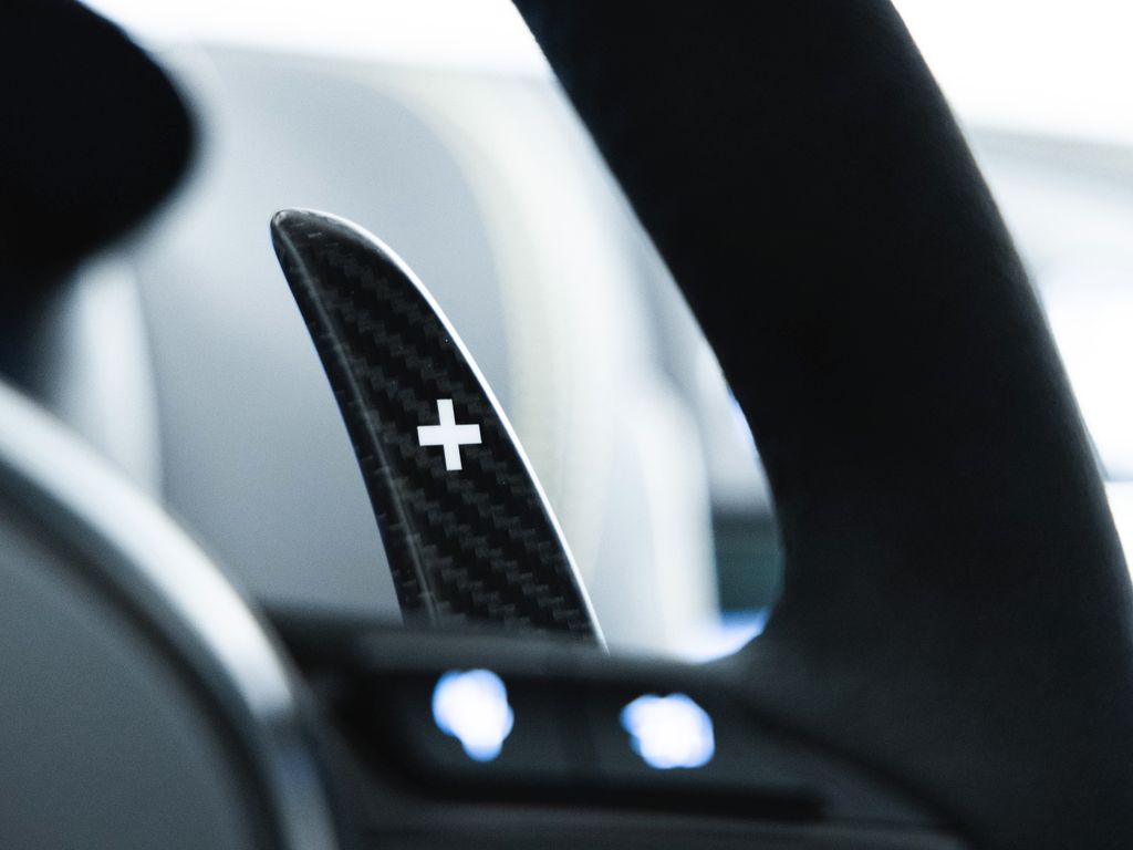 Aston Martin DBX 2024