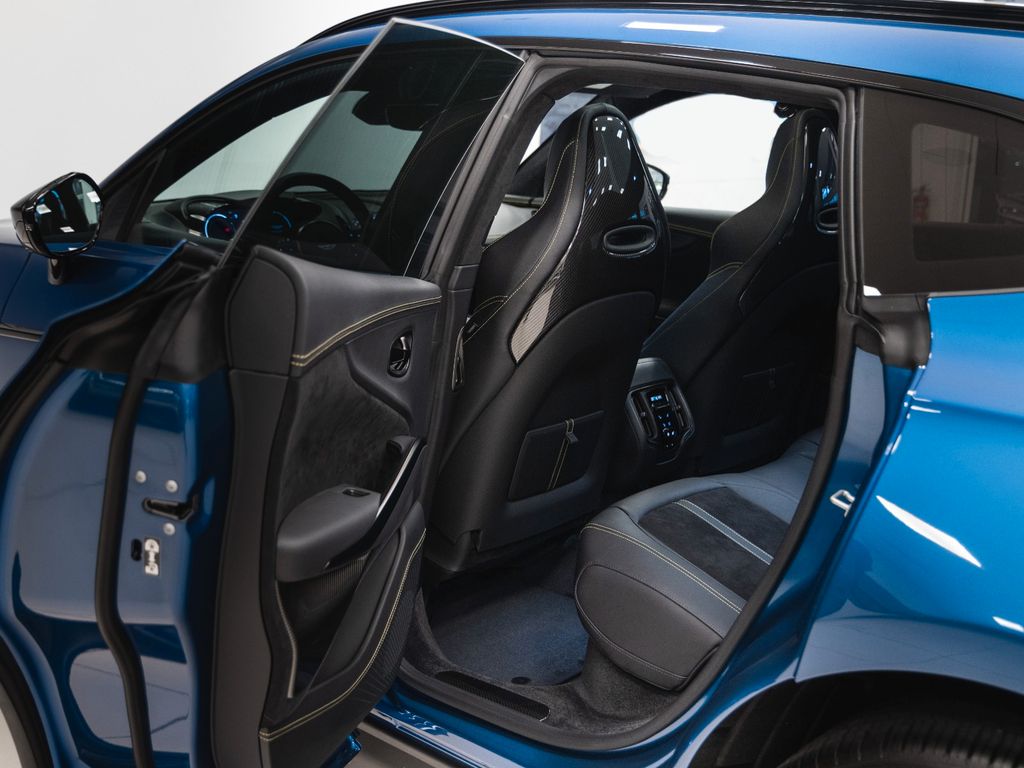 Aston Martin DBX 2024