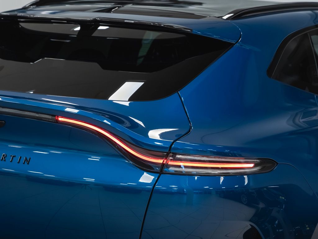 Aston Martin DBX 2024