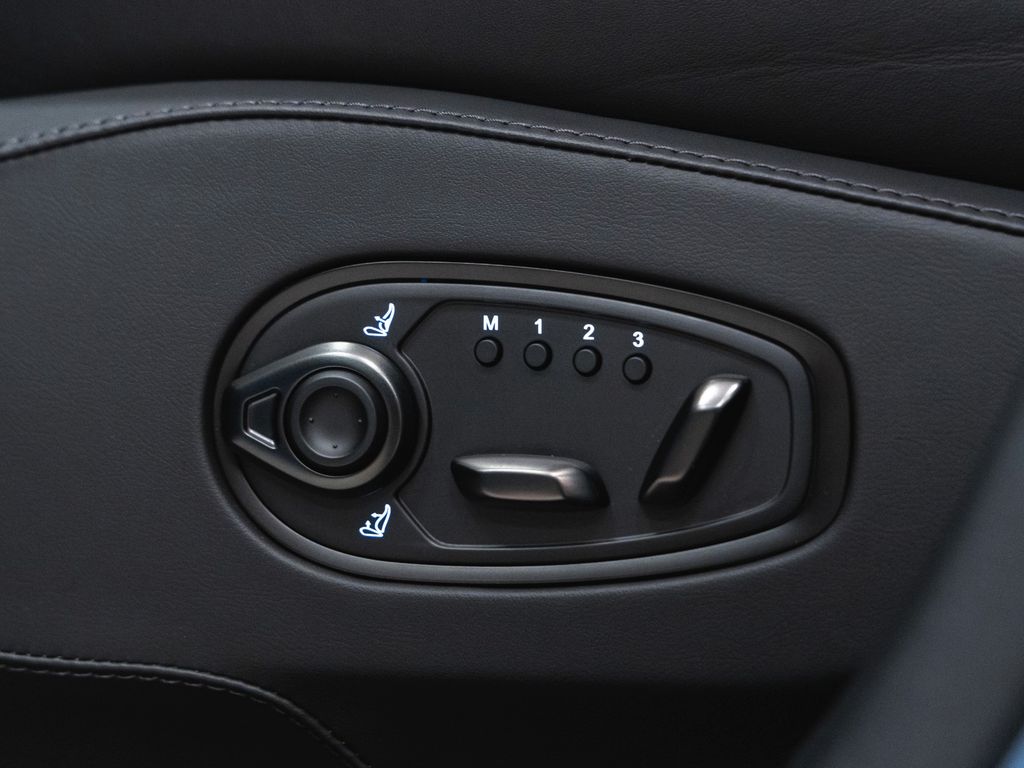 Aston Martin DBX 2024