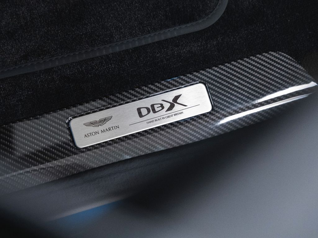 Aston Martin DBX 2024