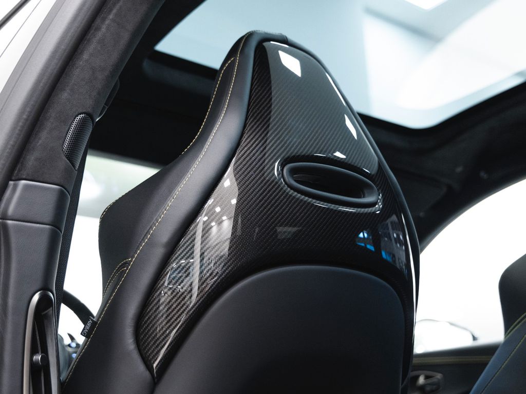 Aston Martin DBX 2024