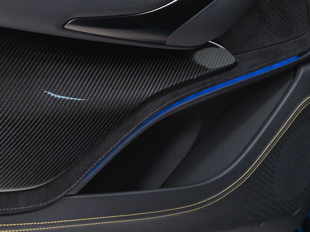 Aston Martin DBX 2024