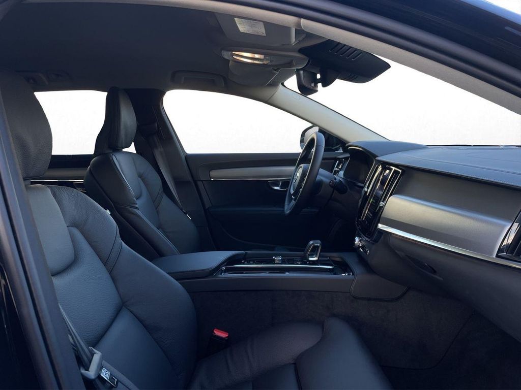 Volvo V90 2025