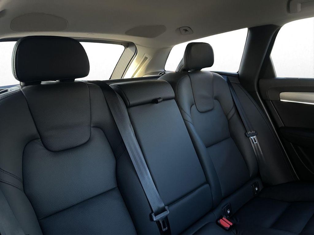 Volvo V90 2025