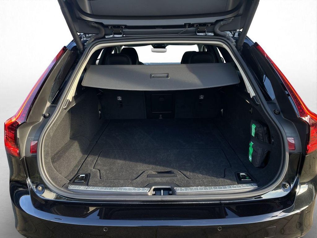 Volvo V90 2025