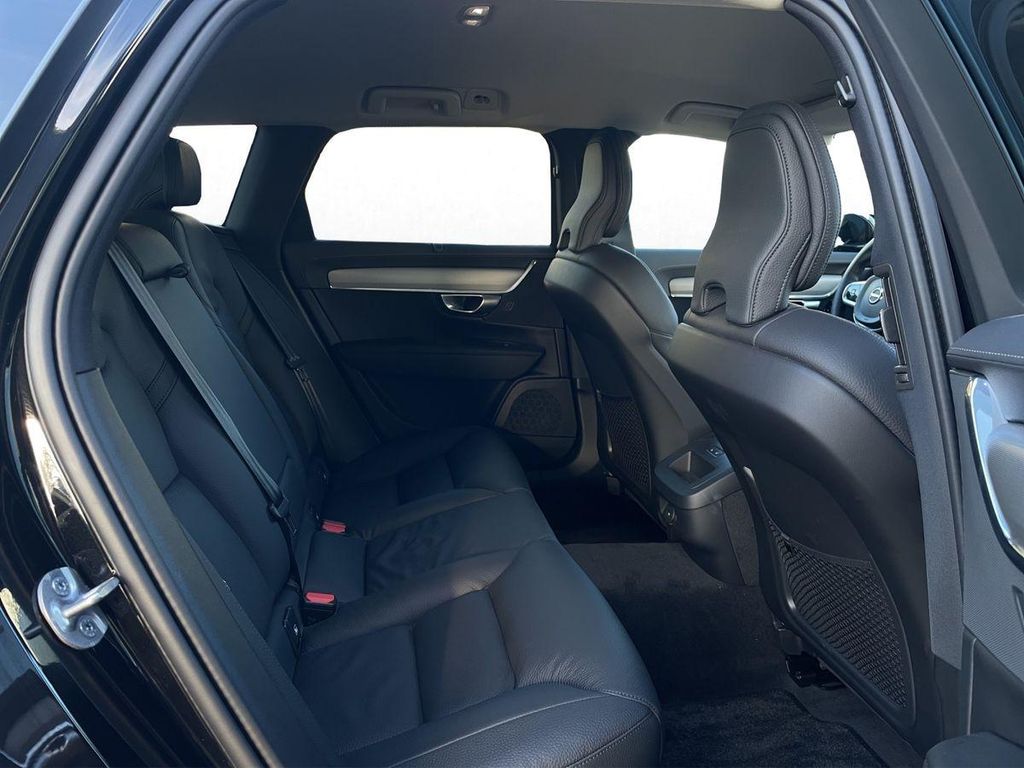 Volvo V90 2025
