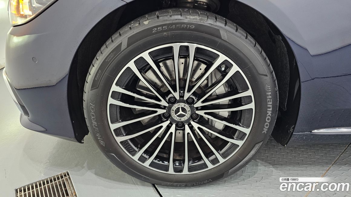 Mercedes-Benz S-Class 2025