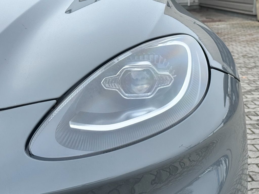 Aston Martin DBX 2023