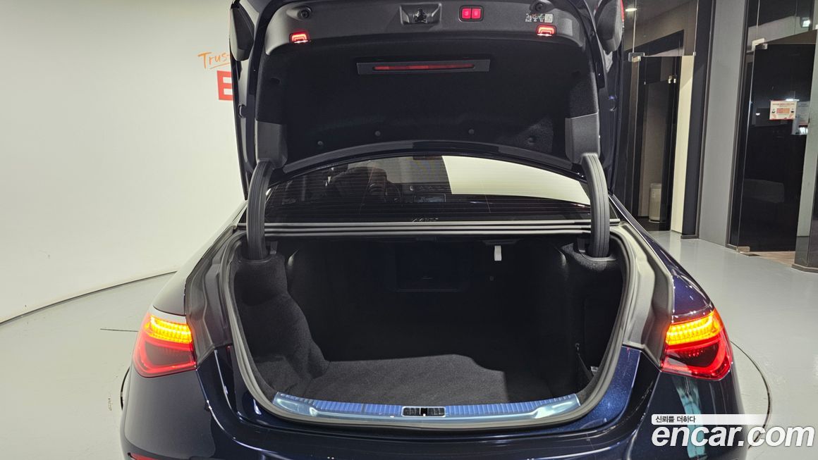 Mercedes-Benz S-Class 2025