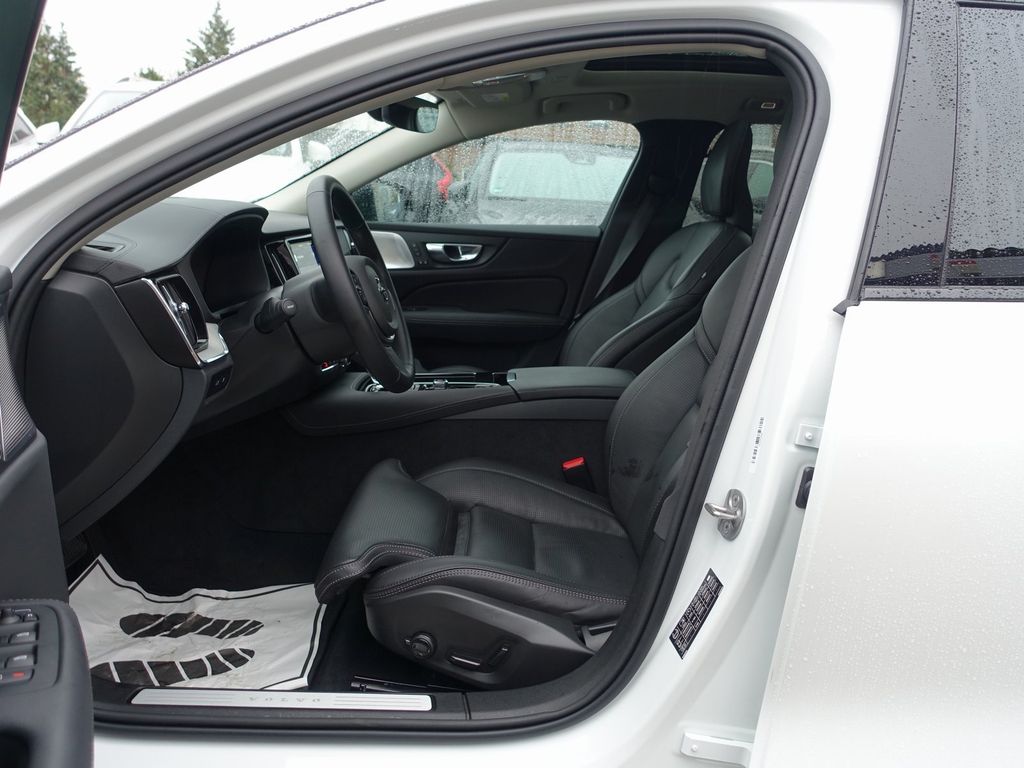 Volvo V60 2025