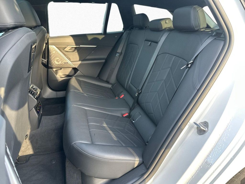 BMW i5 2025