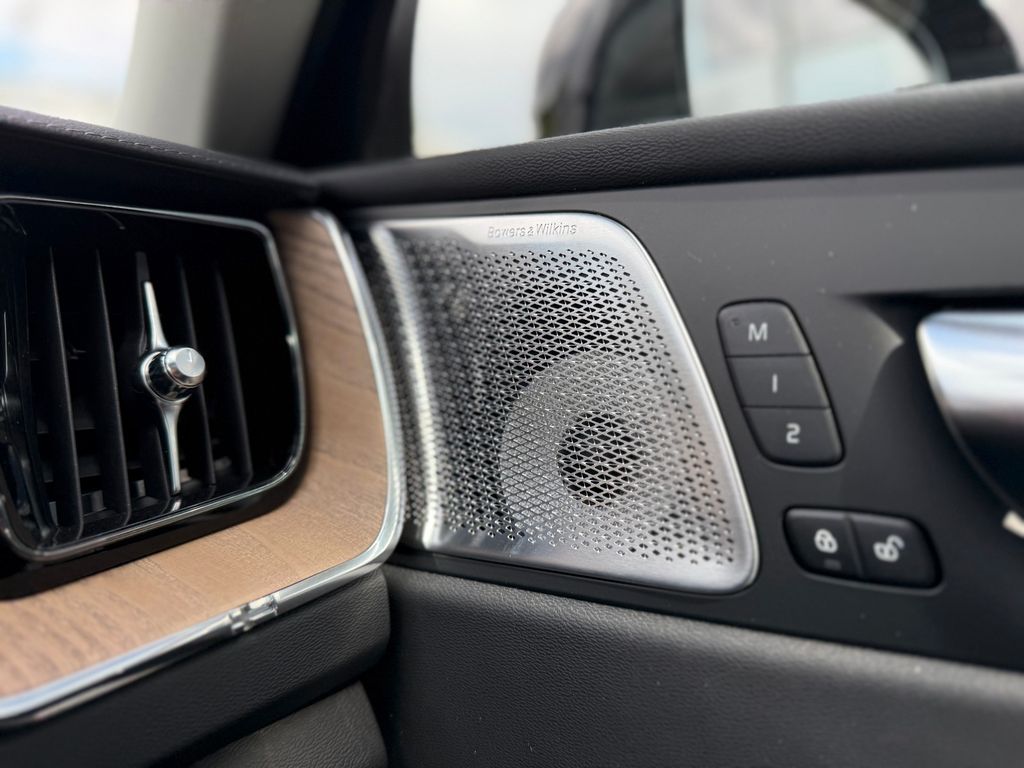 Volvo XC60 2025