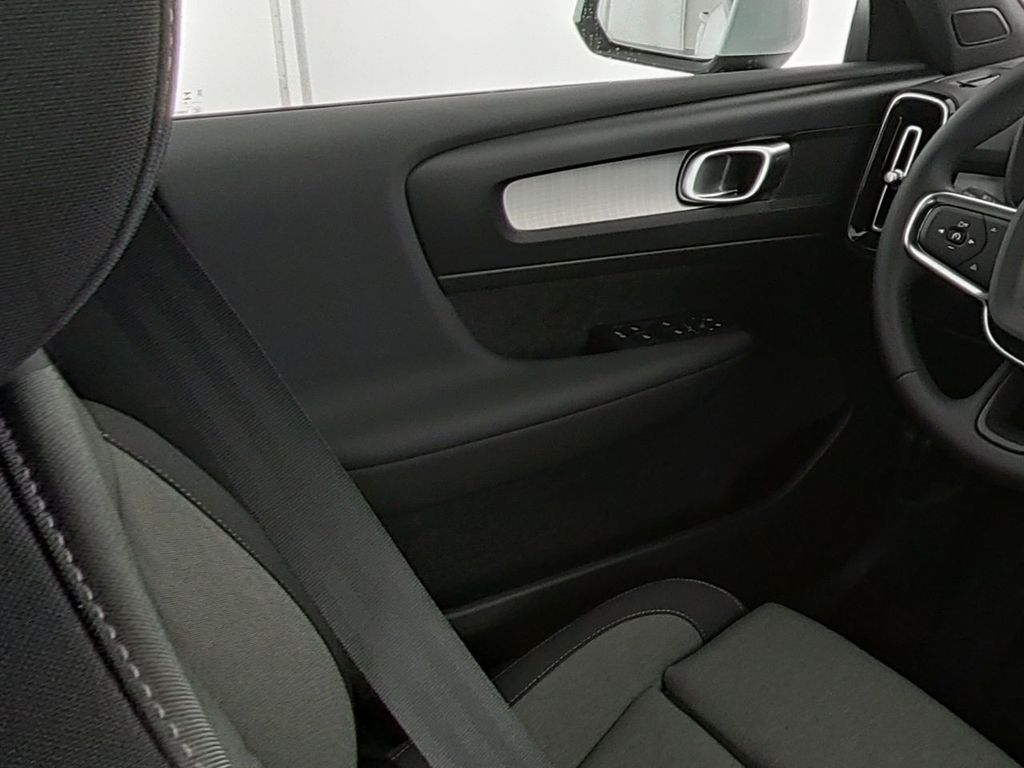Volvo XC40 2025