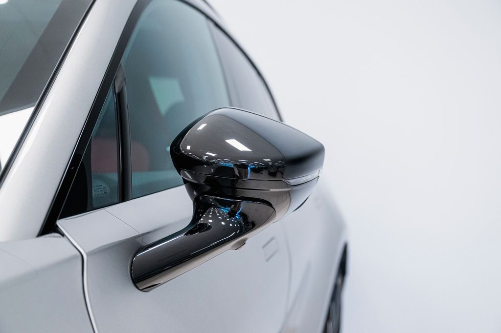 Aston Martin DBX 2024