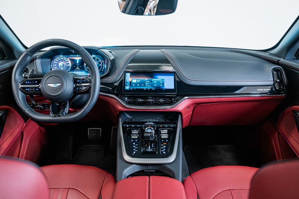 Aston Martin DBX 2024