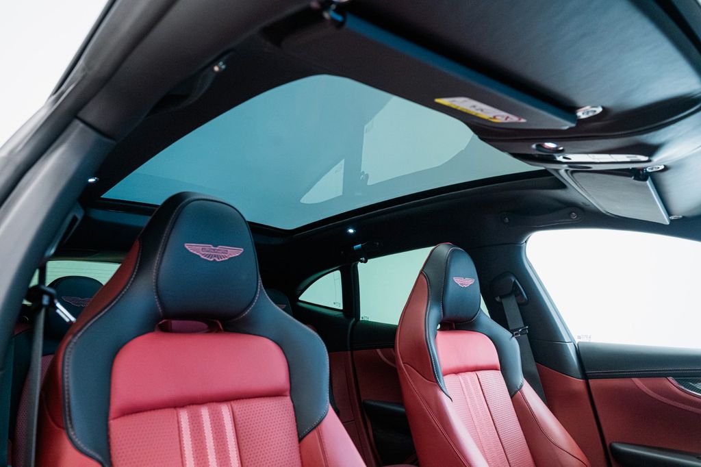 Aston Martin DBX 2024