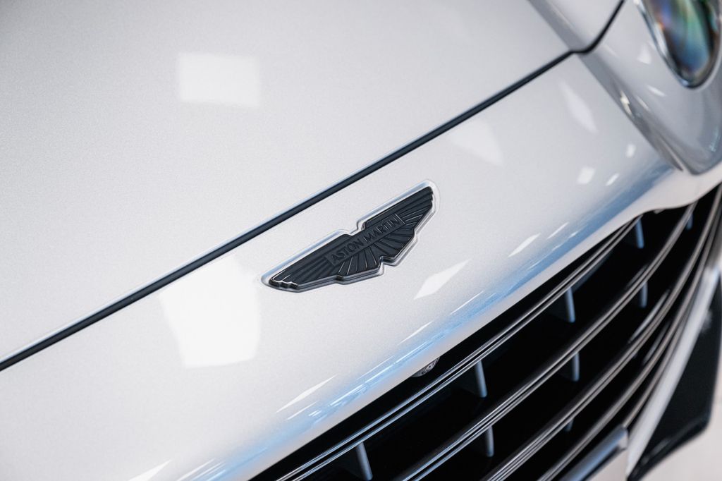 Aston Martin DBX 2024
