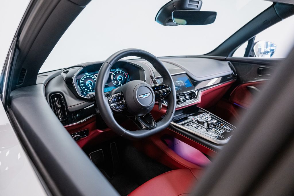 Aston Martin DBX 2024