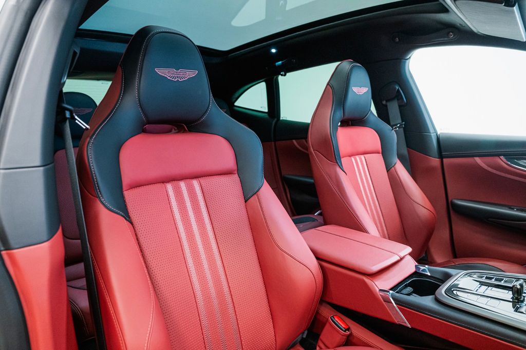 Aston Martin DBX 2024