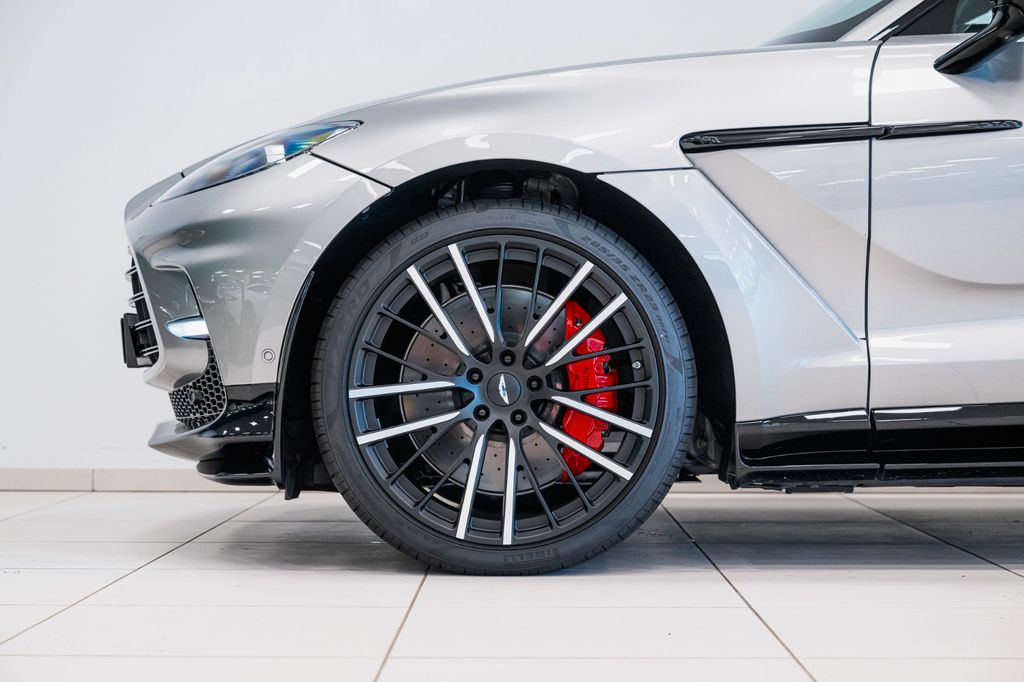 Aston Martin DBX 2024