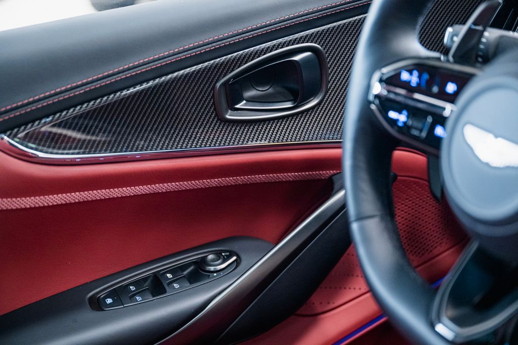 Aston Martin DBX 2024