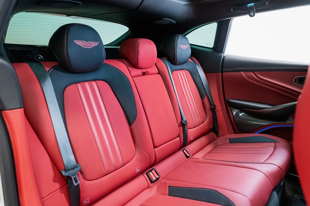 Aston Martin DBX 2024