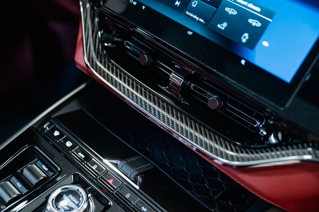 Aston Martin DBX 2024