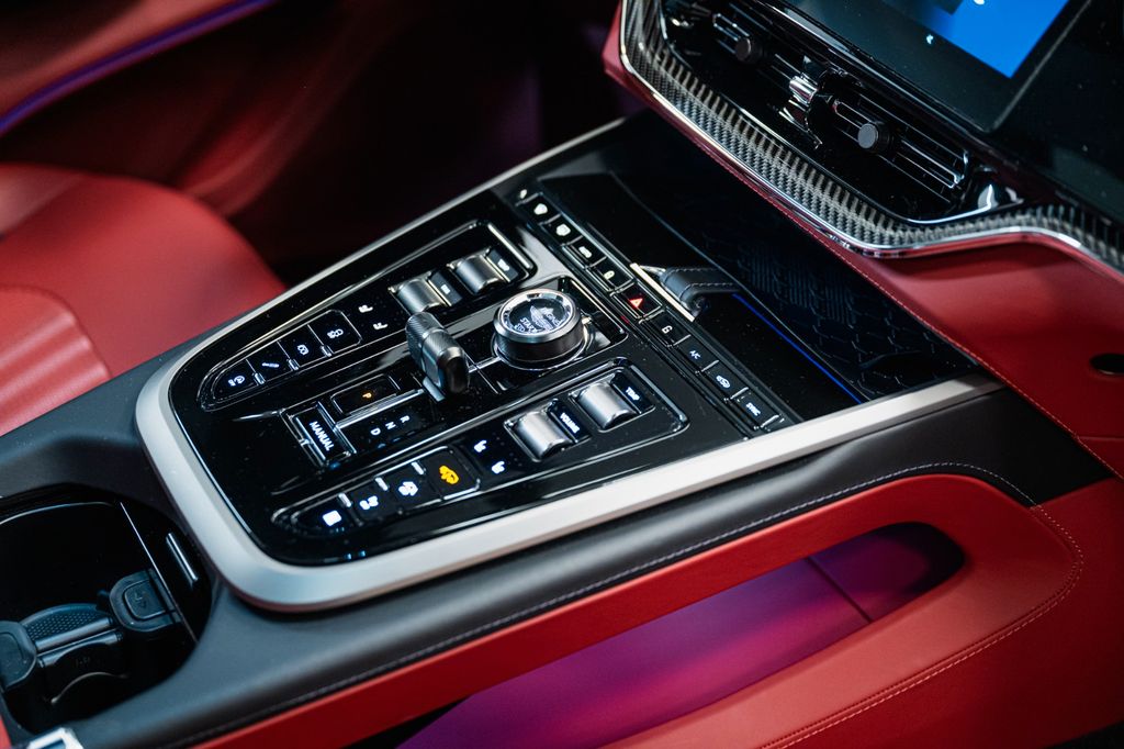 Aston Martin DBX 2024