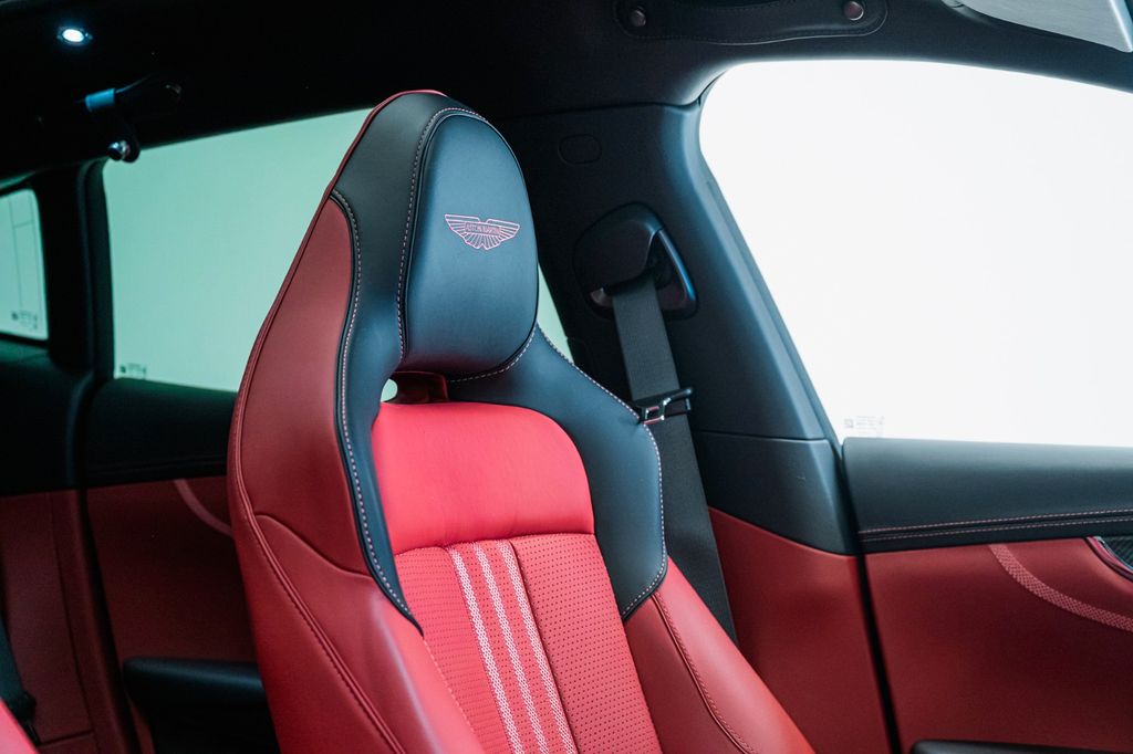 Aston Martin DBX 2024