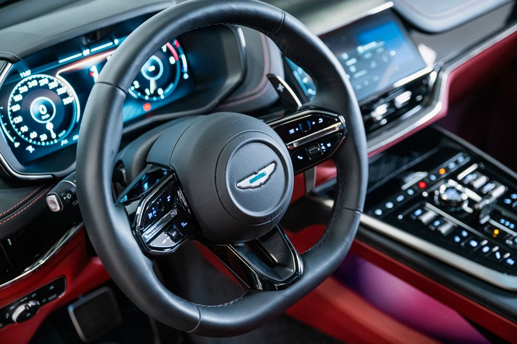 Aston Martin DBX 2024