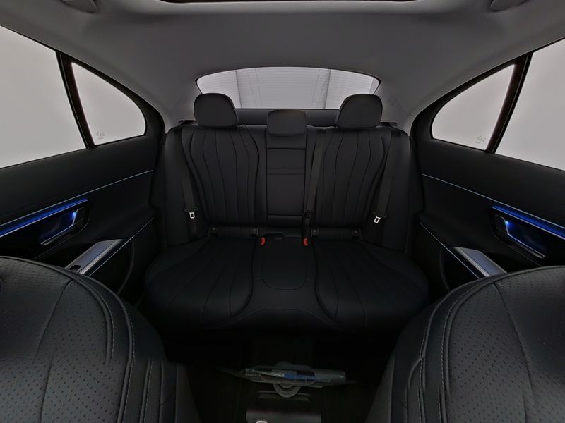 Mercedes-Benz E 300 2025