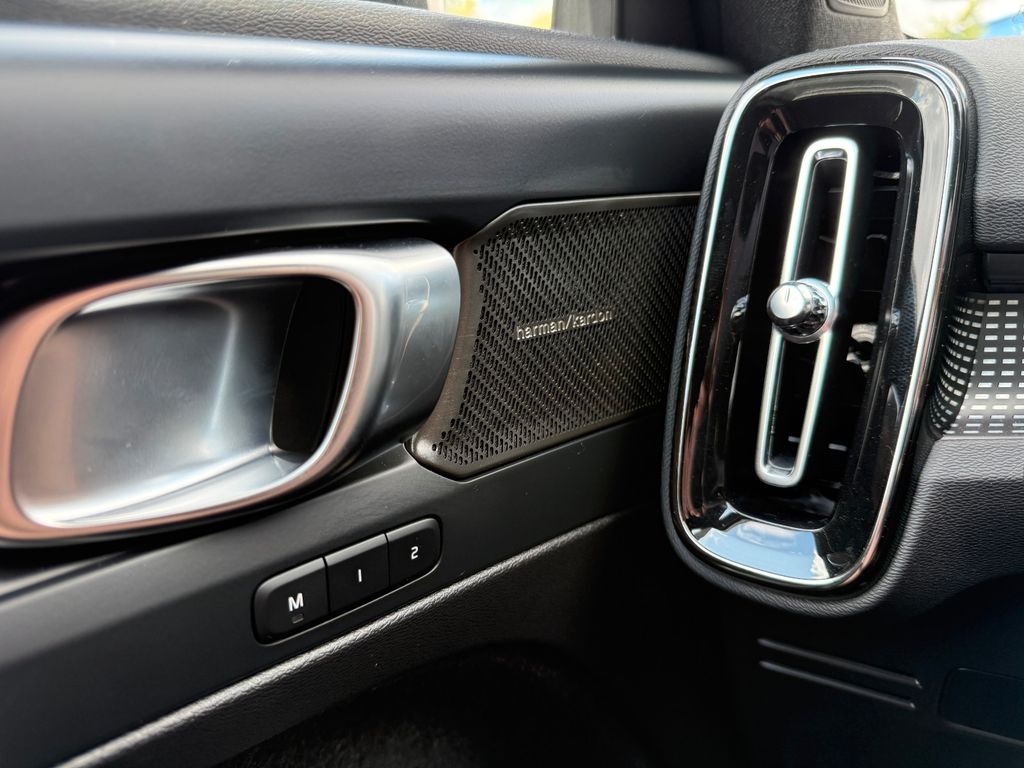 Volvo XC40 2025