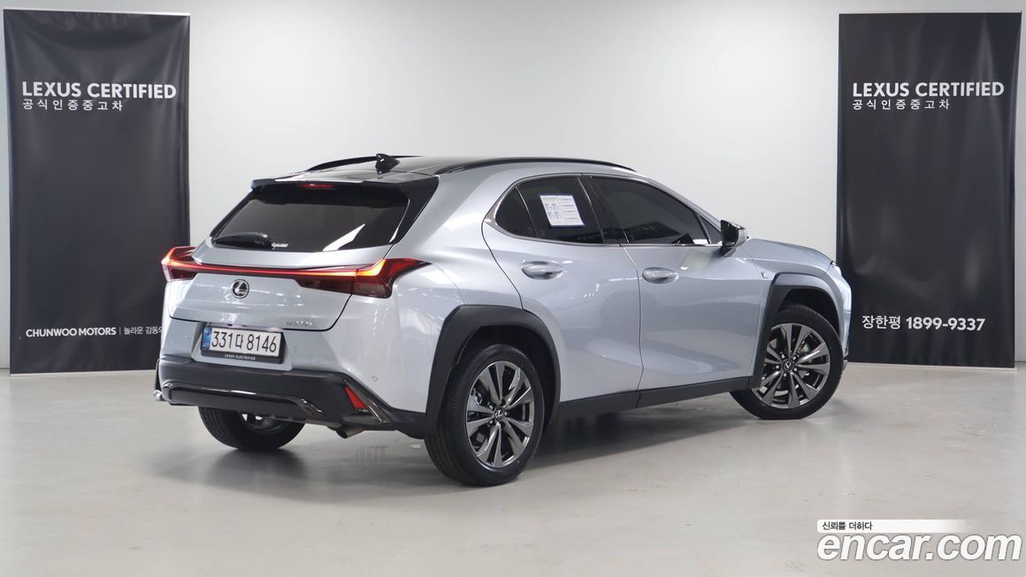 Lexus UX 2025