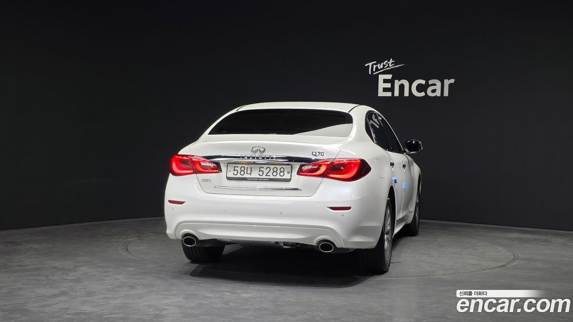 Infiniti Q70 2018