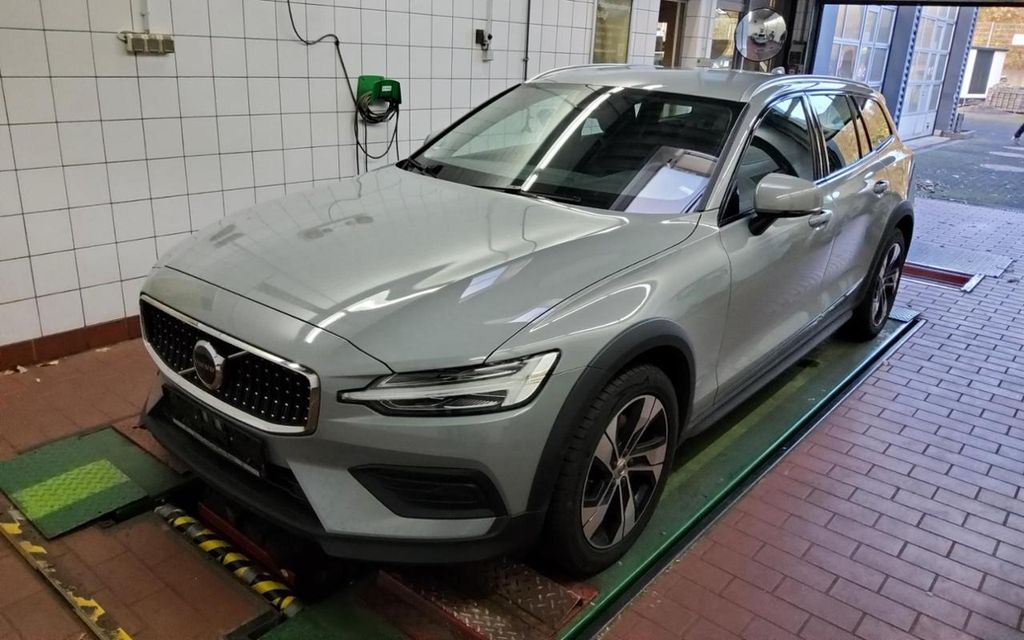 Volvo V60 Cross Country 2023