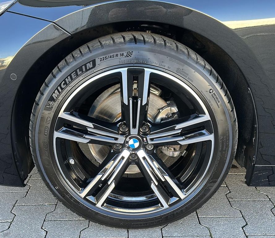 BMW 220 2025