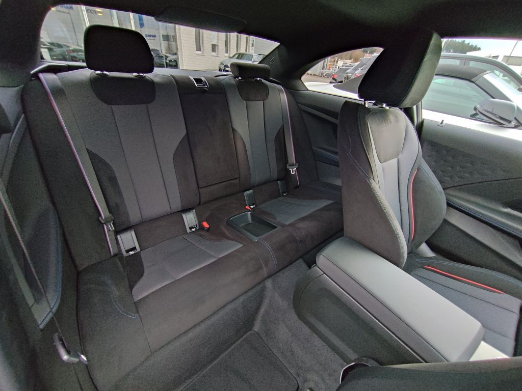 BMW 220 2025