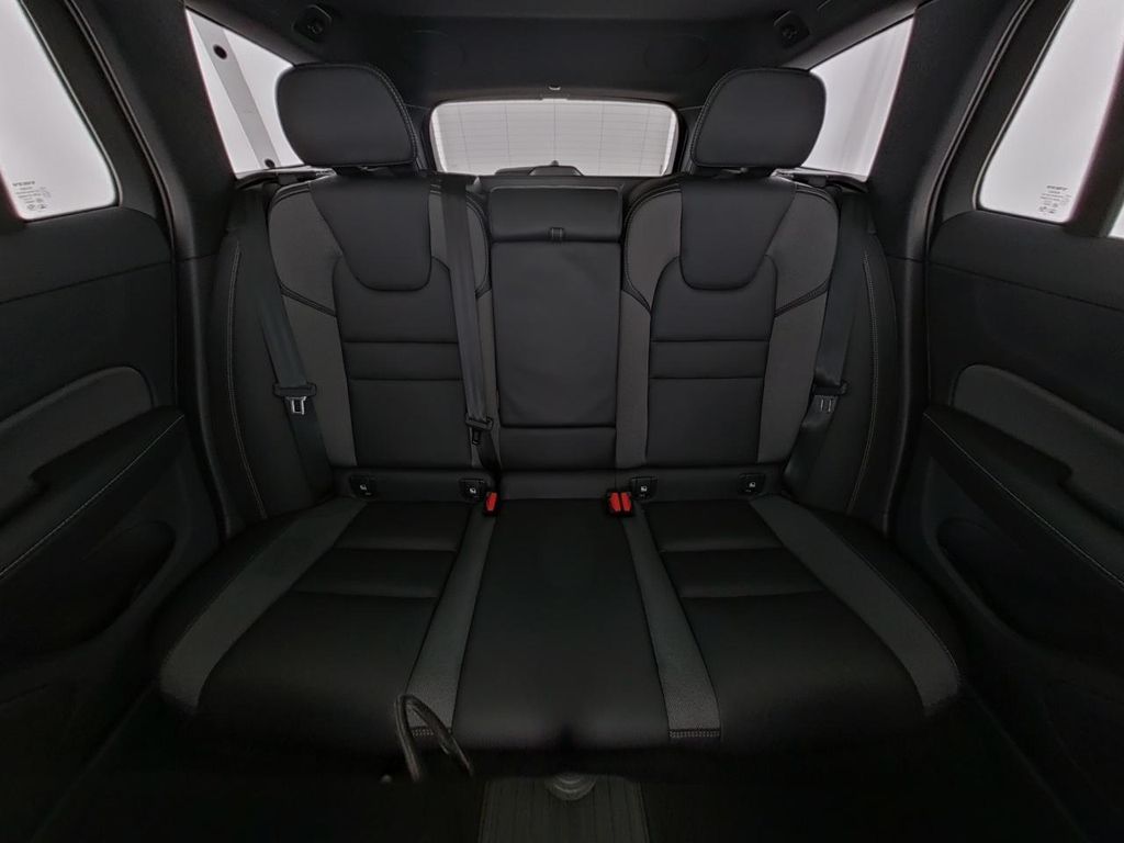 Volvo V60 2025