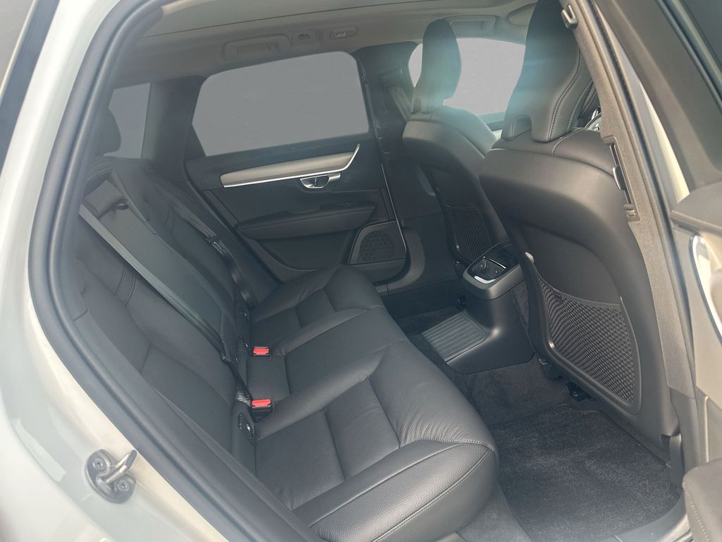 Volvo V90 2025